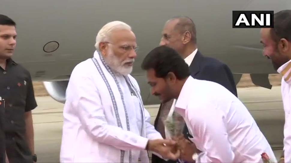 आंध्र के सीएम जगन रेड्डी का दिल को छूने वाला अंदाज, PM मोदी ने रोका फि‍र भी छुए पैर
