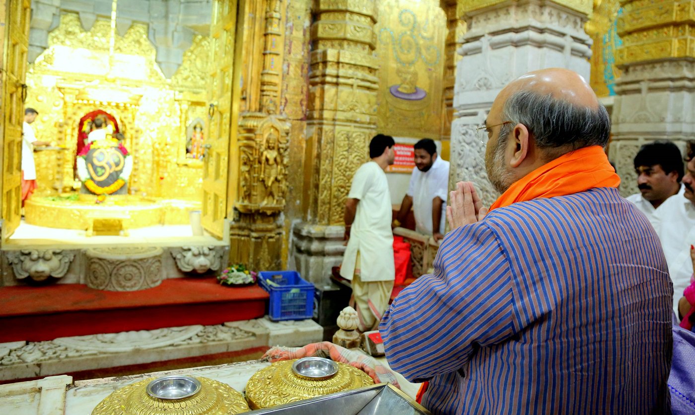 गुजरात: अमित शाह ने सोमनाथ मंदिर में परिवार के साथ की पूजा-अर्चना