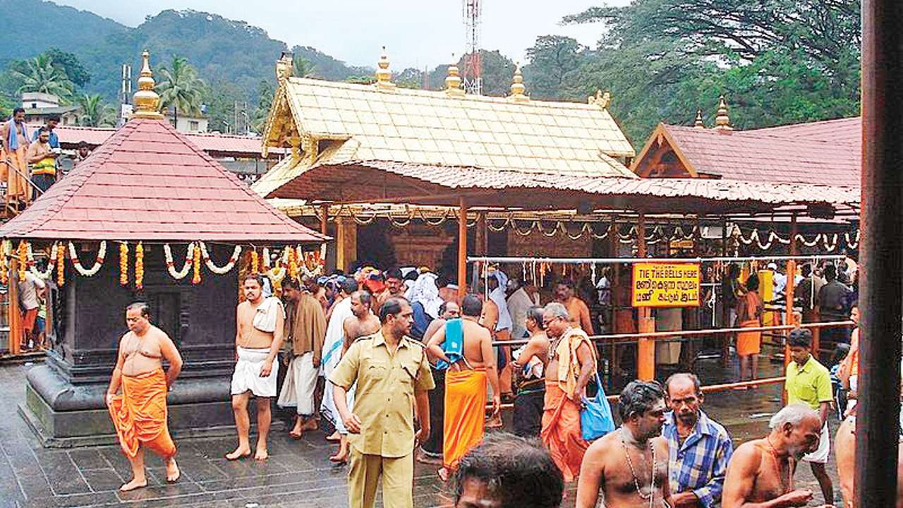 सबरीमला मंदिर: कड़ी सुरक्षा के बीच कपाट खुला, दर्शन के लिए जा रहीं 10 महिलाओं को लौटाया गया