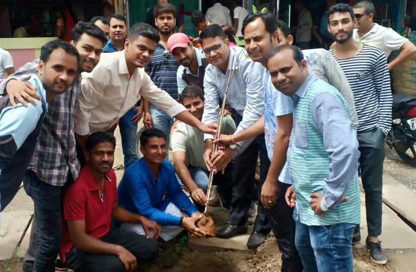 मंदसौर मेडिकल हेल्पलाइन द्वारा किया गया पौधारोपण, पौधे के संरक्षण हेतु सभी ने ली जिम्मेदारी