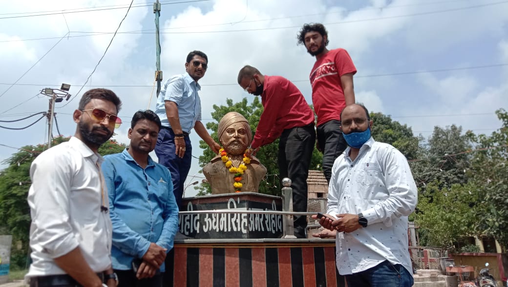 युवा मोर्चा द्वारा आज़ादी के अमृत महोत्सव पर महापुरुषों की प्रतिमा पर किया माल्यापर्ण