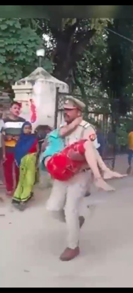 घायल लड़की तड़पती रही लोग बनाते रहे वीडियो