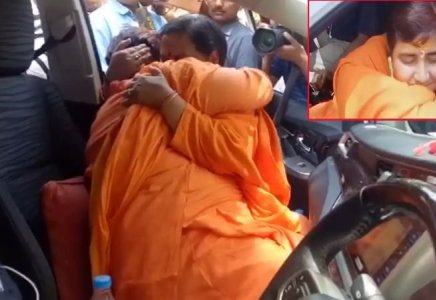 BJP की दो साध्वी नेताओं का भावुक मिलन, उमा के गले लग जब रो पड़ी साध्वी प्रज्ञा, कही ये बात...