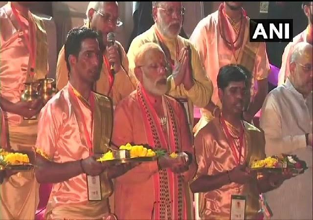 वाराणसी : दशाश्‍वमेध घाट पर PM मोदी ने की गंगा पूजा, 2 घंटे 20 म‍िनट चला रोड शो